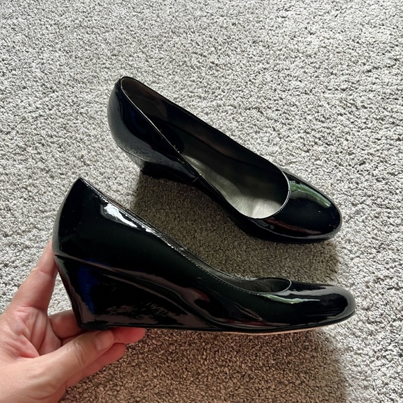 COLE HAAN AIR LAINEY Size 7.5 BLACK PATENT LEATHER Wedge Pump Heel - Picture 1 of 6